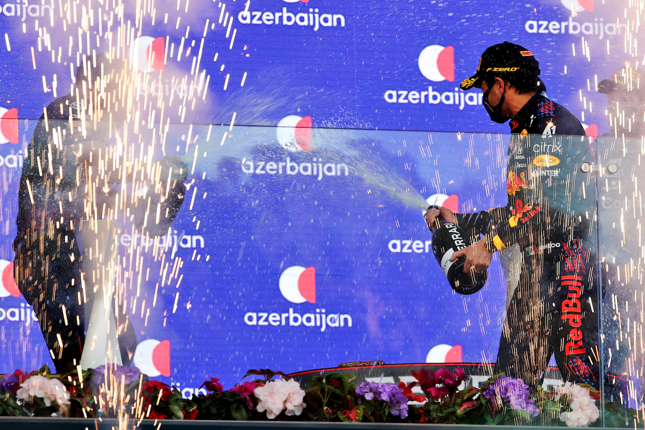 GP AZERBAIJAN, Gara winner Sergio Perez (MEX) Red Bull Racing celebrates on the podium.
06.06.2021. Formula 1 World Championship, Rd 6, Azerbaijan Grand Prix, Baku Street Circuit, Azerbaijan, Gara Day.
- www.xpbimages.com, EMail: requests@xpbimages.com © Copyright: Batchelor / XPB Images