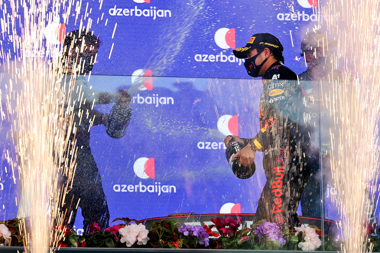 GP AZERBAIJAN, Gara winner Sergio Perez (MEX) Red Bull Racing celebrates on the podium.
06.06.2021. Formula 1 World Championship, Rd 6, Azerbaijan Grand Prix, Baku Street Circuit, Azerbaijan, Gara Day.
- www.xpbimages.com, EMail: requests@xpbimages.com © Copyright: Batchelor / XPB Images