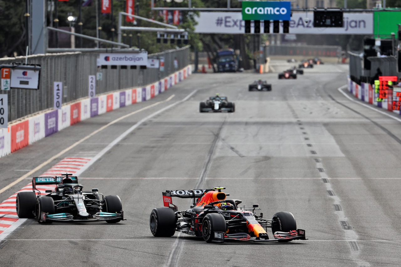 GP AZERBAIJAN, Sergio Perez (MEX) Red Bull Racing RB16B davanti a Lewis Hamilton (GBR) Mercedes AMG F1 W12.
06.06.2021. Formula 1 World Championship, Rd 6, Azerbaijan Grand Prix, Baku Street Circuit, Azerbaijan, Gara Day.
- www.xpbimages.com, EMail: requests@xpbimages.com © Copyright: Batchelor / XPB Images