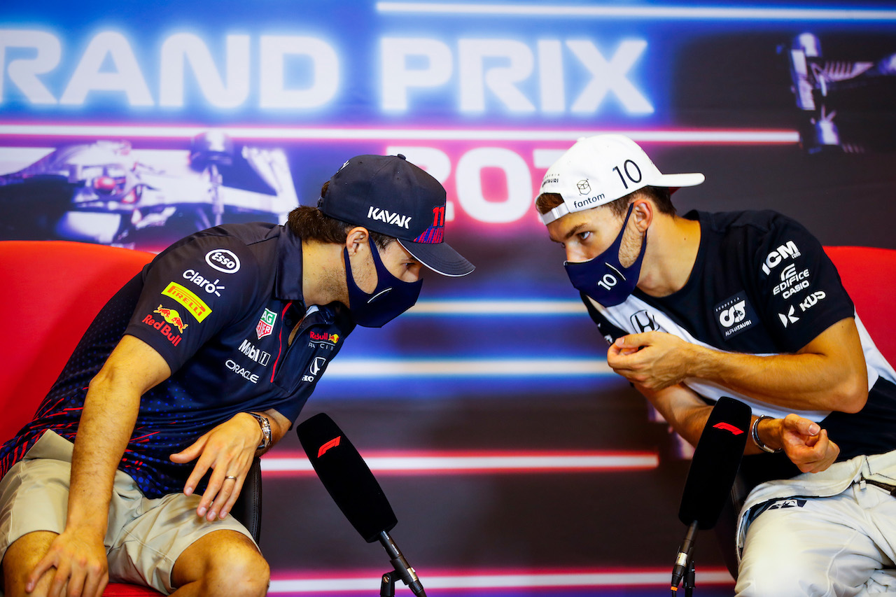 GP AZERBAIJAN, (L to R): Sergio Perez (MEX) Red Bull Racing e Pierre Gasly (FRA) AlphaTauri in the post race FIA Press Conference.
06.06.2021. Formula 1 World Championship, Rd 6, Azerbaijan Grand Prix, Baku Street Circuit, Azerbaijan, Gara Day.
- www.xpbimages.com, EMail: requests@xpbimages.com © Copyright: FIA Pool Image for Editorial Use Only
