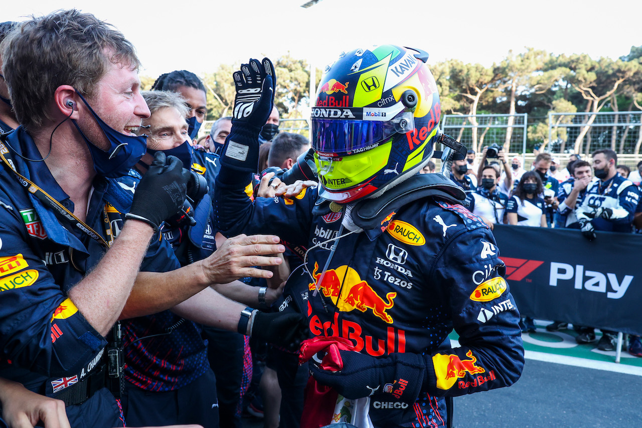 GP AZERBAIJAN, Gara winner Sergio Perez (MEX) Red Bull Racing celebrates with the team in parc ferme.
06.06.2021. Formula 1 World Championship, Rd 6, Azerbaijan Grand Prix, Baku Street Circuit, Azerbaijan, Gara Day.
- www.xpbimages.com, EMail: requests@xpbimages.com © Copyright: FIA Pool Image for Editorial Use Only