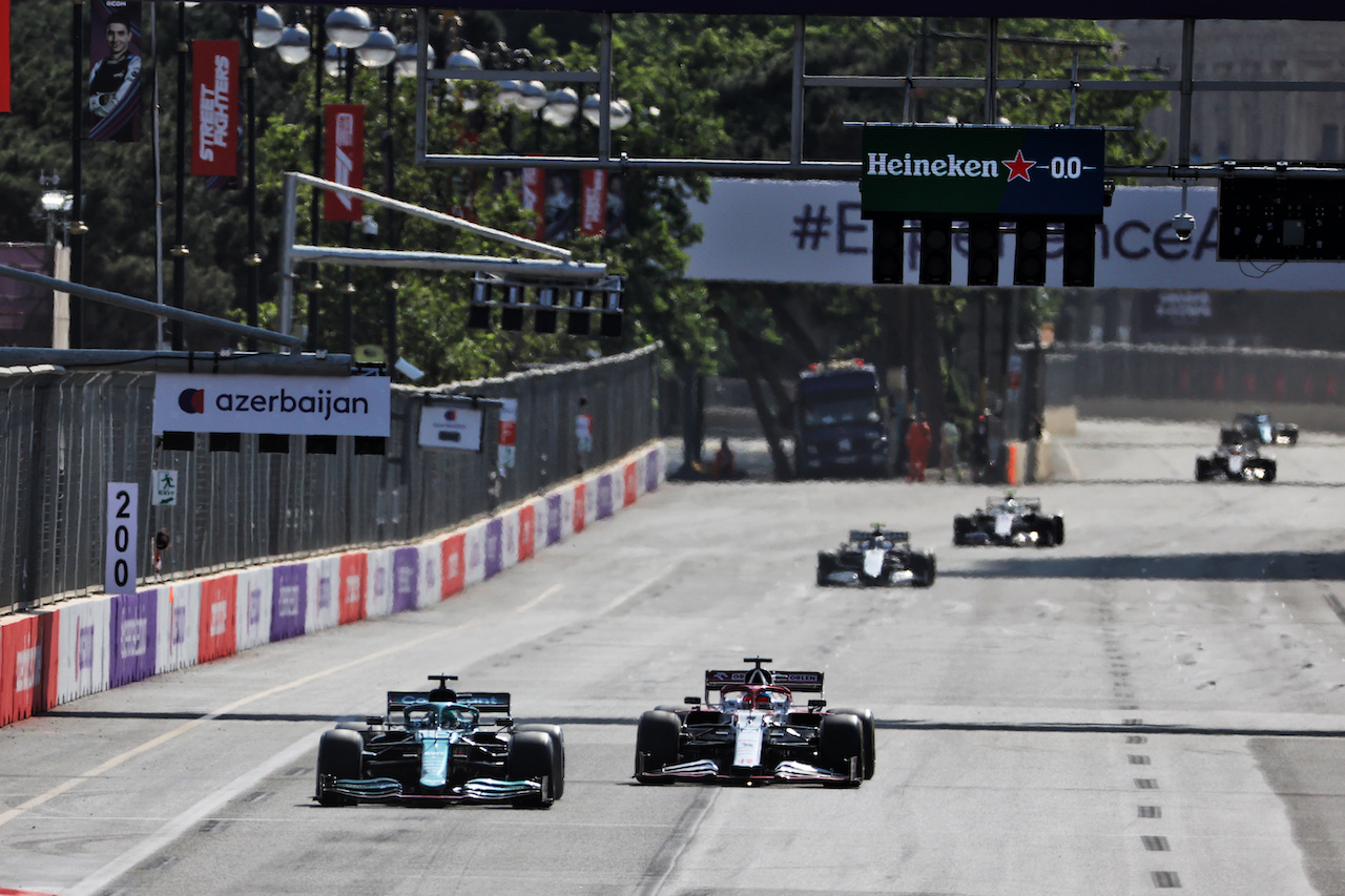 GP AZERBAIJAN, Lance Stroll (CDN) Aston Martin F1 Team AMR21 e Kimi Raikkonen (FIN) Alfa Romeo Racing C41 battle for position.
06.06.2021. Formula 1 World Championship, Rd 6, Azerbaijan Grand Prix, Baku Street Circuit, Azerbaijan, Gara Day.
- www.xpbimages.com, EMail: requests@xpbimages.com © Copyright: Batchelor / XPB Images