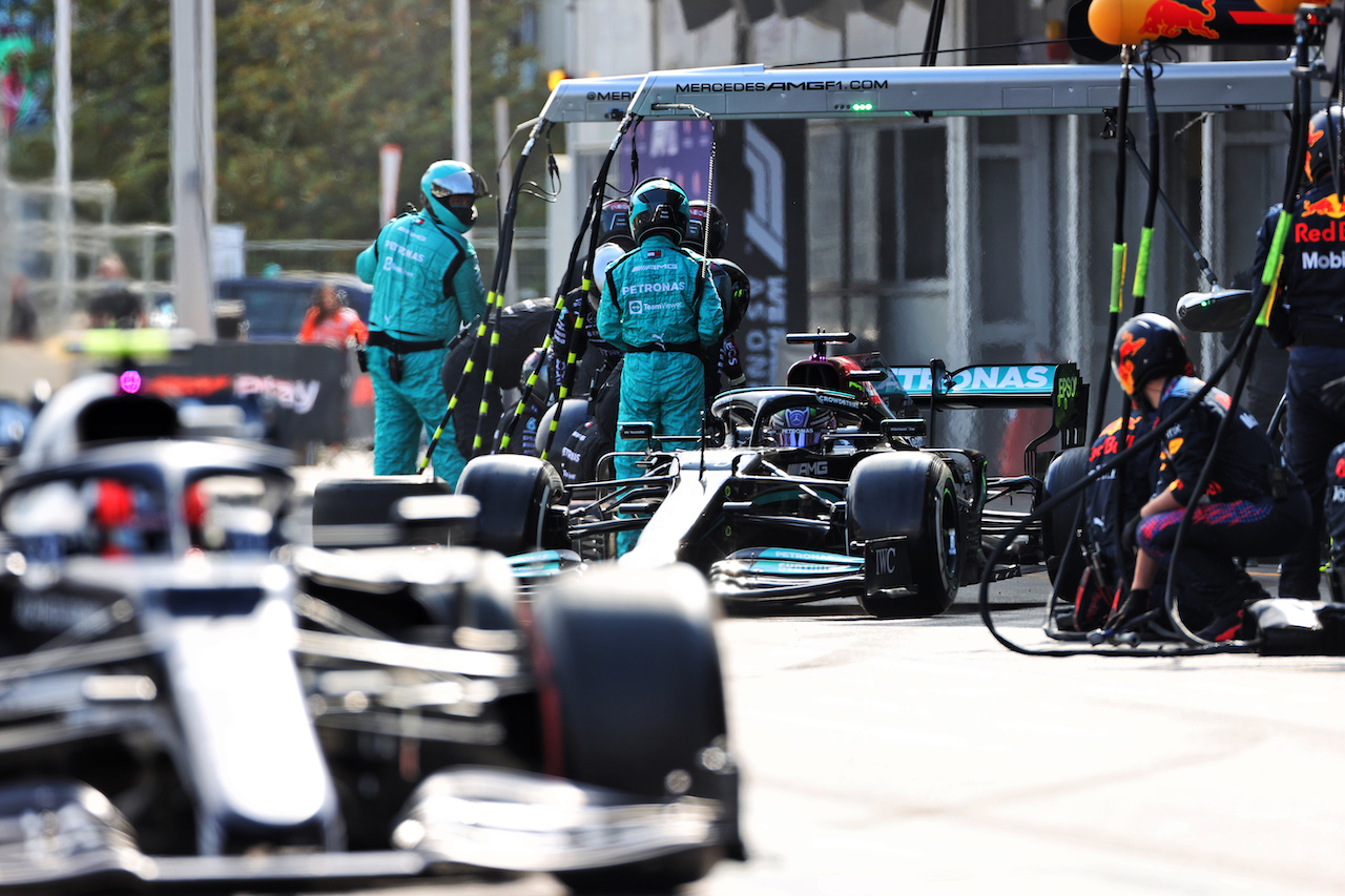 GP AZERBAIJAN, Lewis Hamilton (GBR) Mercedes AMG F1 W12 makes a pit stop.
06.06.2021. Formula 1 World Championship, Rd 6, Azerbaijan Grand Prix, Baku Street Circuit, Azerbaijan, Gara Day.
- www.xpbimages.com, EMail: requests@xpbimages.com © Copyright: Charniaux / XPB Images