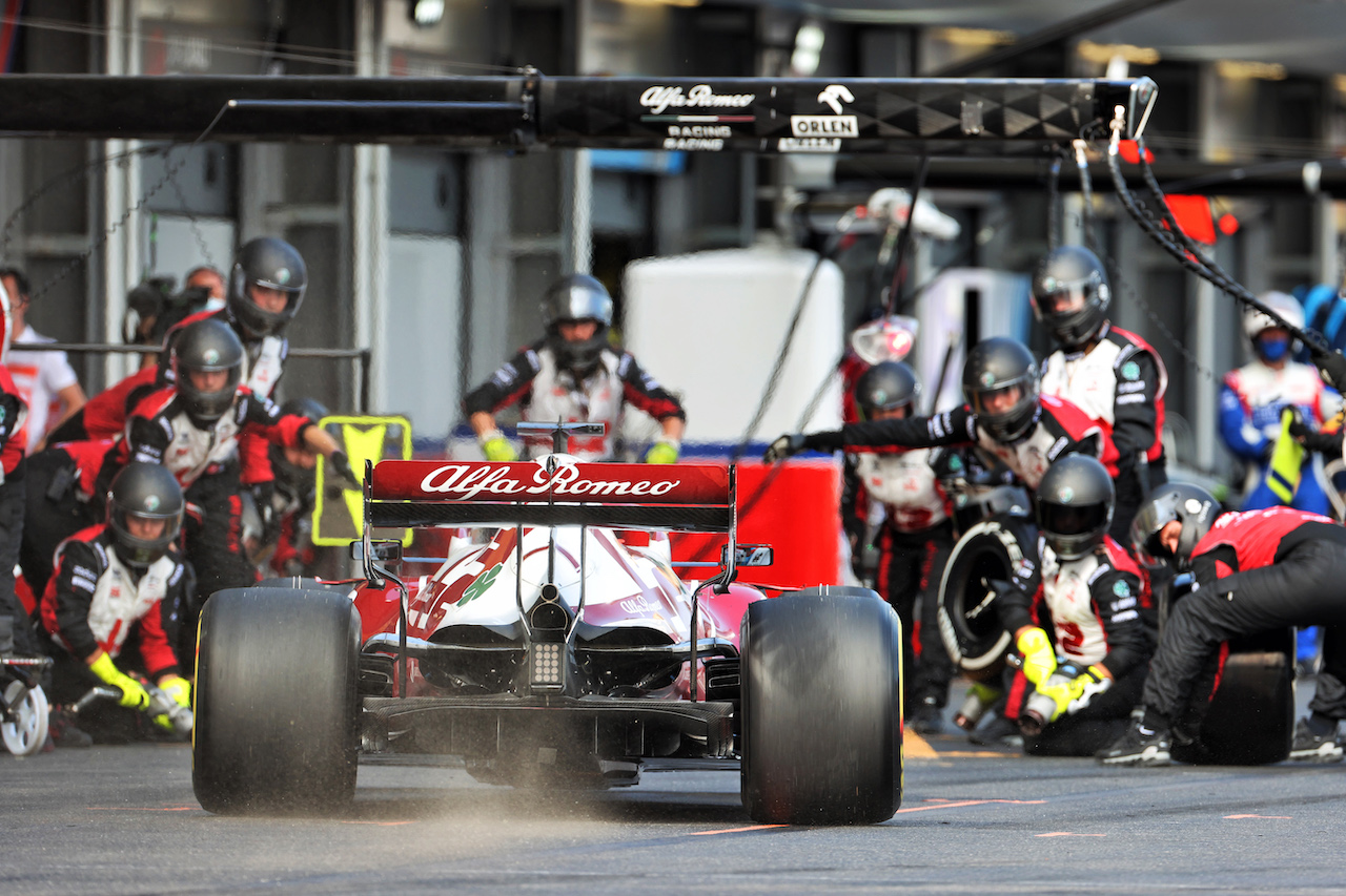 GP AZERBAIJAN, Kimi Raikkonen (FIN) Alfa Romeo Racing C41 makes a pit stop.
06.06.2021. Formula 1 World Championship, Rd 6, Azerbaijan Grand Prix, Baku Street Circuit, Azerbaijan, Gara Day.
- www.xpbimages.com, EMail: requests@xpbimages.com © Copyright: Charniaux / XPB Images