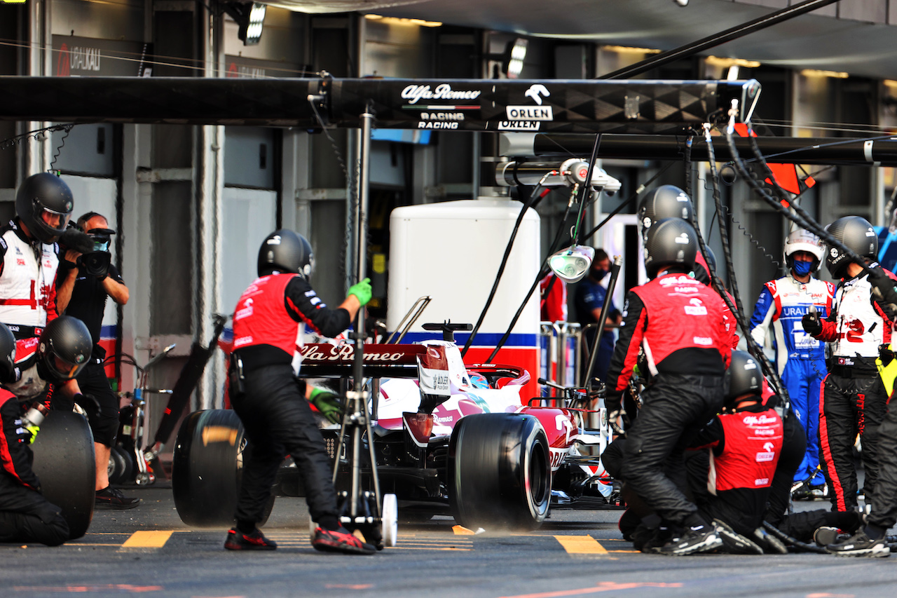 GP AZERBAIJAN, Kimi Raikkonen (FIN) Alfa Romeo Racing C41 makes a pit stop.
06.06.2021. Formula 1 World Championship, Rd 6, Azerbaijan Grand Prix, Baku Street Circuit, Azerbaijan, Gara Day.
- www.xpbimages.com, EMail: requests@xpbimages.com © Copyright: Charniaux / XPB Images