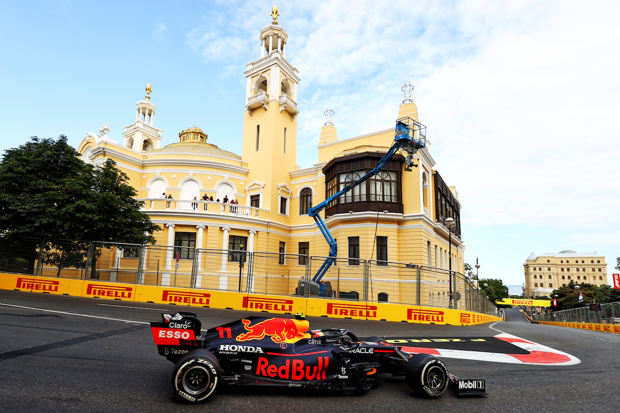 GP AZERBAIJAN, Sergio Perez (MEX) Red Bull Racing RB16B.
06.06.2021. Formula 1 World Championship, Rd 6, Azerbaijan Grand Prix, Baku Street Circuit, Azerbaijan, Gara Day.
- www.xpbimages.com, EMail: requests@xpbimages.com © Copyright: Moy / XPB Images