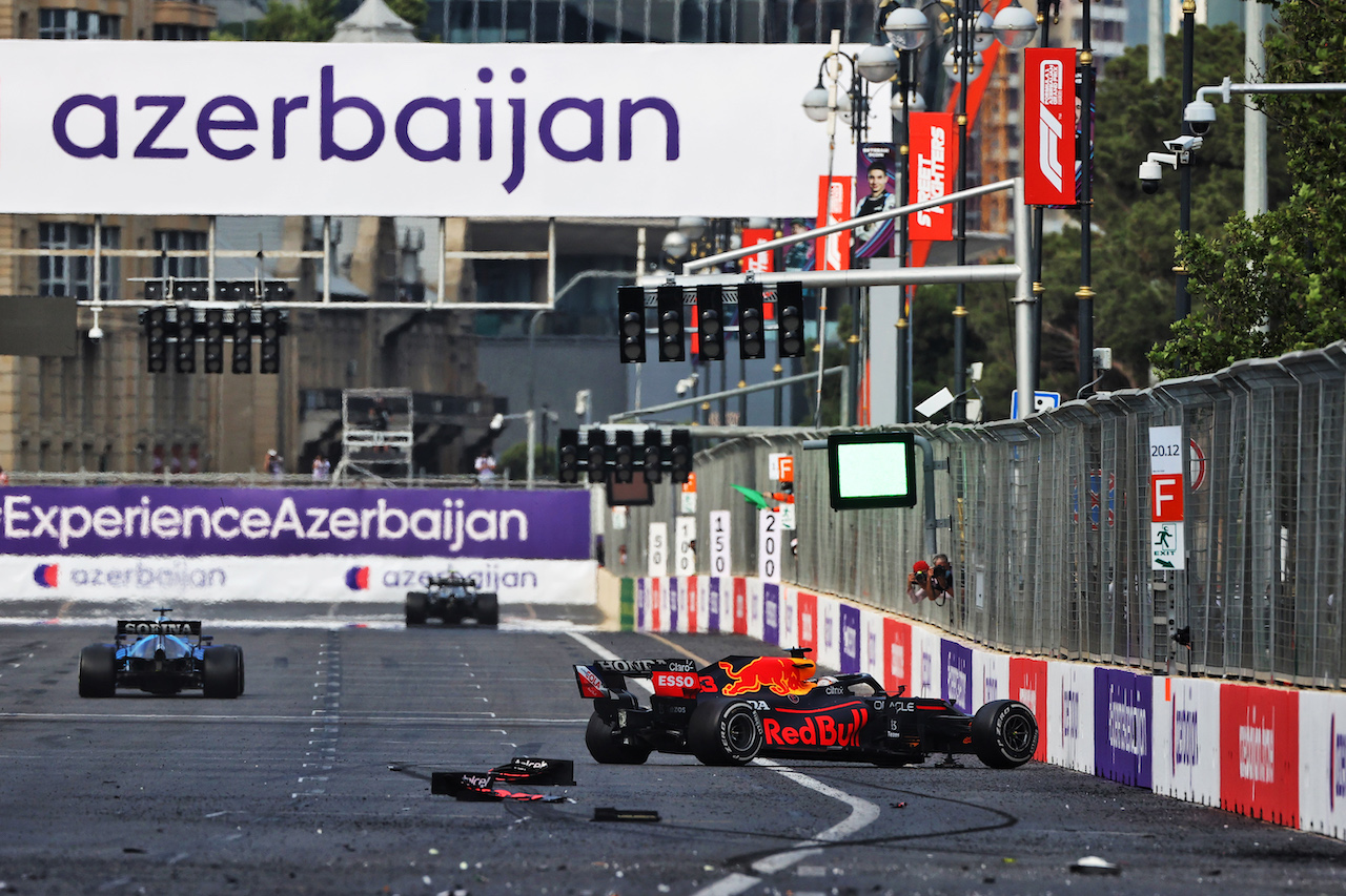 GP AZERBAIJAN, Max Verstappen (NLD) Red Bull Racing RB16B crashed out of the lead of the race.
06.06.2021. Formula 1 World Championship, Rd 6, Azerbaijan Grand Prix, Baku Street Circuit, Azerbaijan, Gara Day.
- www.xpbimages.com, EMail: requests@xpbimages.com © Copyright: Moy / XPB Images