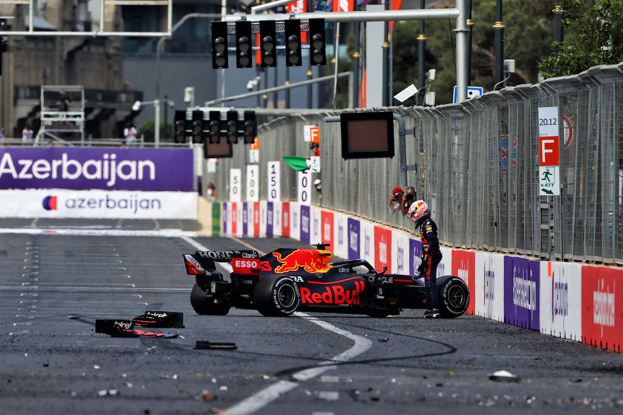 GP AZERBAIJAN, Max Verstappen (NLD) Red Bull Racing RB16B crashed out of the lead of the race.
06.06.2021. Formula 1 World Championship, Rd 6, Azerbaijan Grand Prix, Baku Street Circuit, Azerbaijan, Gara Day.
- www.xpbimages.com, EMail: requests@xpbimages.com © Copyright: Moy / XPB Images