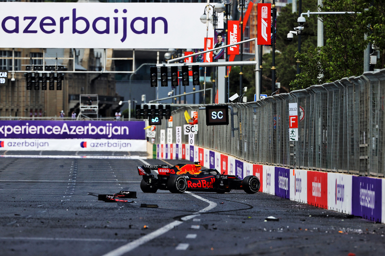 GP AZERBAIJAN, Max Verstappen (NLD) Red Bull Racing RB16B crashed out of the lead of the race.
06.06.2021. Formula 1 World Championship, Rd 6, Azerbaijan Grand Prix, Baku Street Circuit, Azerbaijan, Gara Day.
- www.xpbimages.com, EMail: requests@xpbimages.com © Copyright: Moy / XPB Images