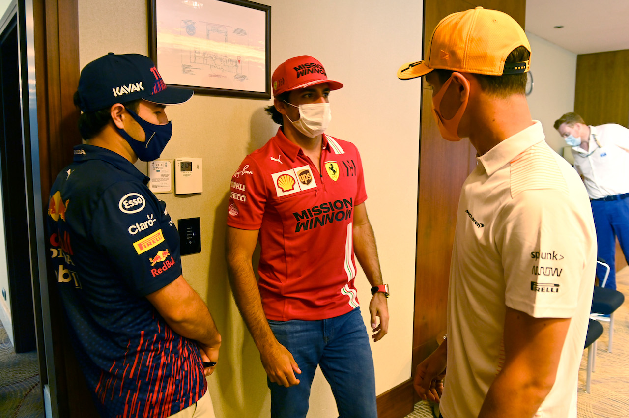 GP AZERBAIJAN, (L to R): Sergio Perez (MEX) Red Bull Racing, Carlos Sainz Jr (ESP) Ferrari, e Lando Norris (GBR) McLaren.
03.06.2021. Formula 1 World Championship, Rd 6, Azerbaijan Grand Prix, Baku Street Circuit, Azerbaijan, Preparation Day.
- www.xpbimages.com, EMail: requests@xpbimages.com © Copyright: FIA Pool Image for Editorial Use Only
