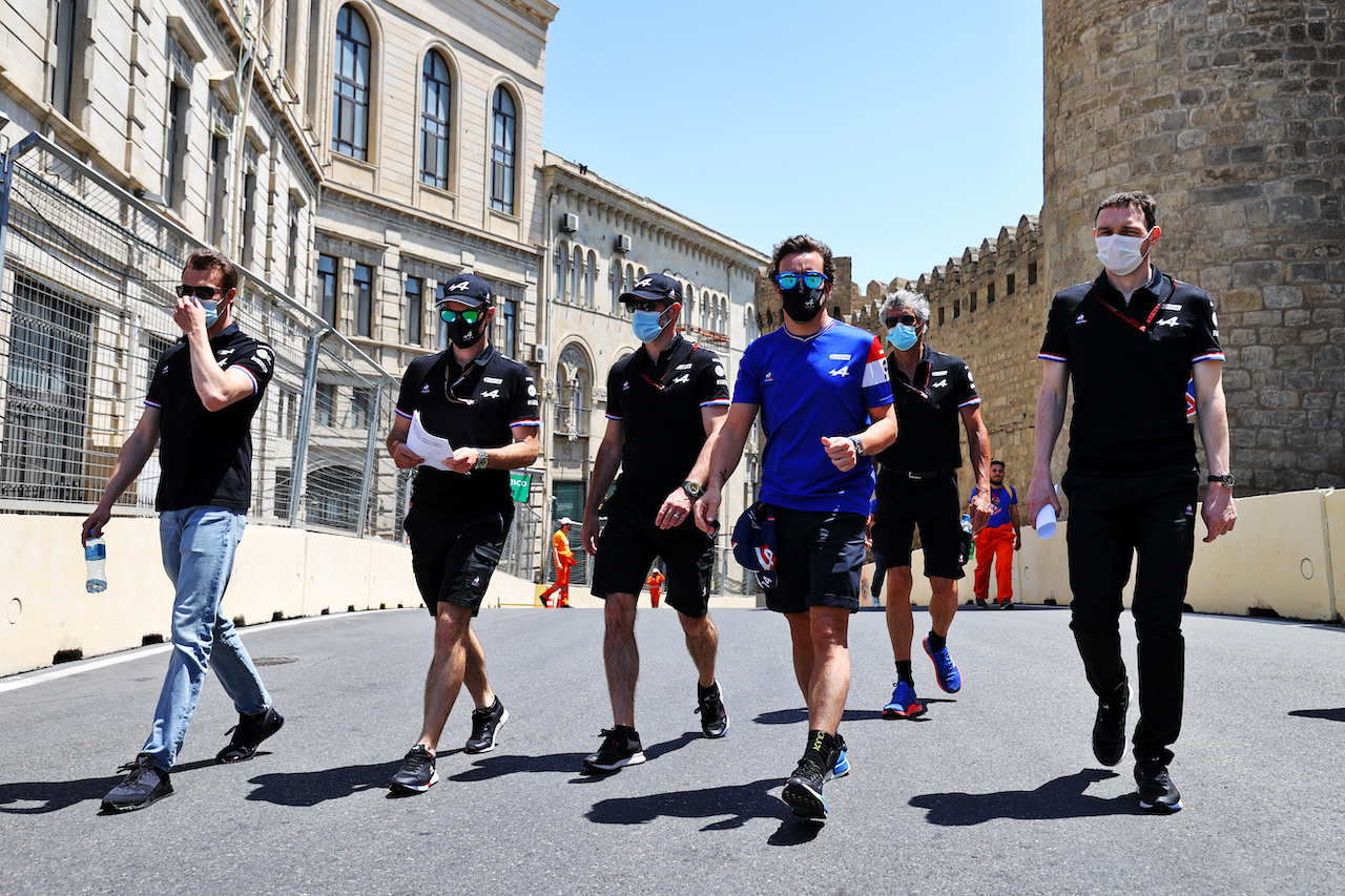 GP AZERBAIJAN, Fernando Alonso (ESP) Alpine F1 Team walks the circuit with the team.
03.06.2021. Formula 1 World Championship, Rd 6, Azerbaijan Grand Prix, Baku Street Circuit, Azerbaijan, Preparation Day.
- www.xpbimages.com, EMail: requests@xpbimages.com © Copyright: Moy / XPB Images