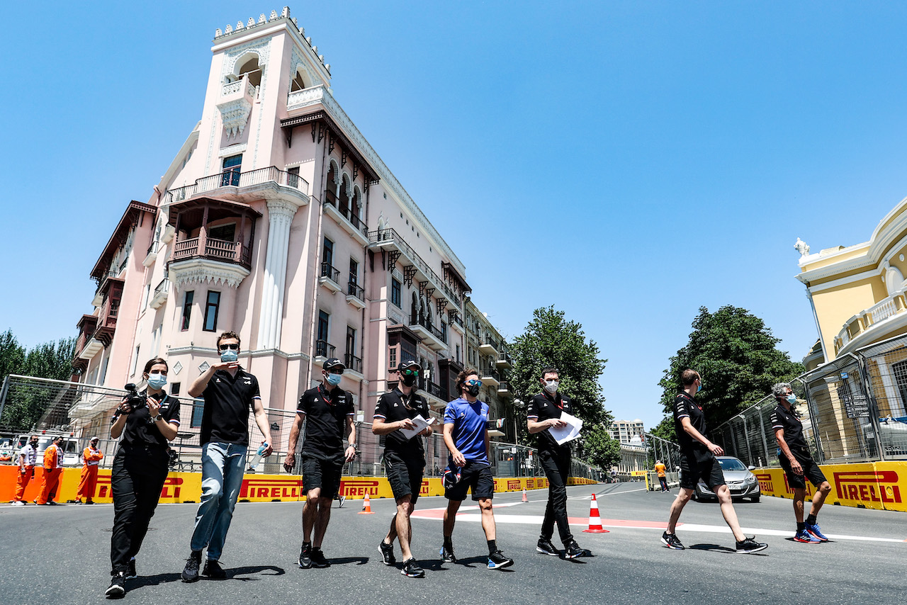 GP AZERBAIJAN, Fernando Alonso (ESP) Alpine F1 Team walks the circuit with the team.
03.06.2021. Formula 1 World Championship, Rd 6, Azerbaijan Grand Prix, Baku Street Circuit, Azerbaijan, Preparation Day.
- www.xpbimages.com, EMail: requests@xpbimages.com © Copyright: Charniaux / XPB Images