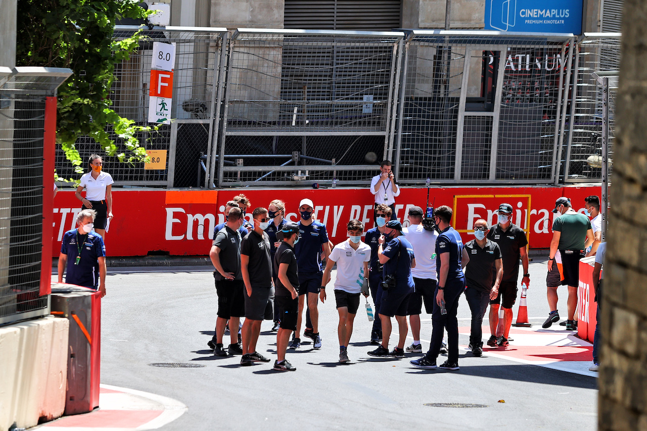 GP AZERBAIJAN, Nicholas Latifi (CDN) Williams Racing e Jack Aitken (GBR) HWA RACELAB / Williams Racing Reserve Driver, with the team with their teams.
03.06.2021. Formula 1 World Championship, Rd 6, Azerbaijan Grand Prix, Baku Street Circuit, Azerbaijan, Preparation Day.
- www.xpbimages.com, EMail: requests@xpbimages.com © Copyright: Moy / XPB Images