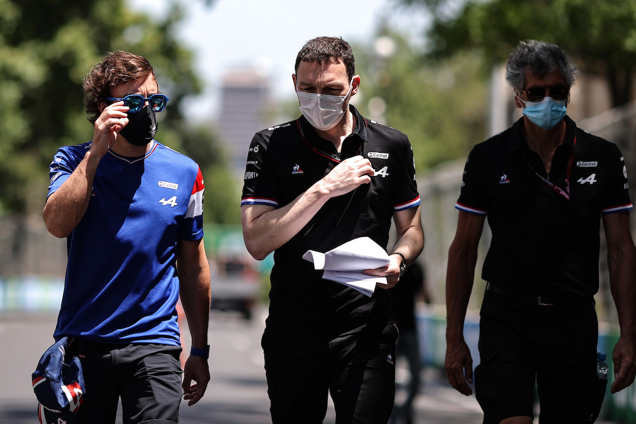 GP AZERBAIJAN, Fernando Alonso (ESP) Alpine F1 Team walks the circuit with the team.
03.06.2021. Formula 1 World Championship, Rd 6, Azerbaijan Grand Prix, Baku Street Circuit, Azerbaijan, Preparation Day.
- www.xpbimages.com, EMail: requests@xpbimages.com © Copyright: Charniaux / XPB Images