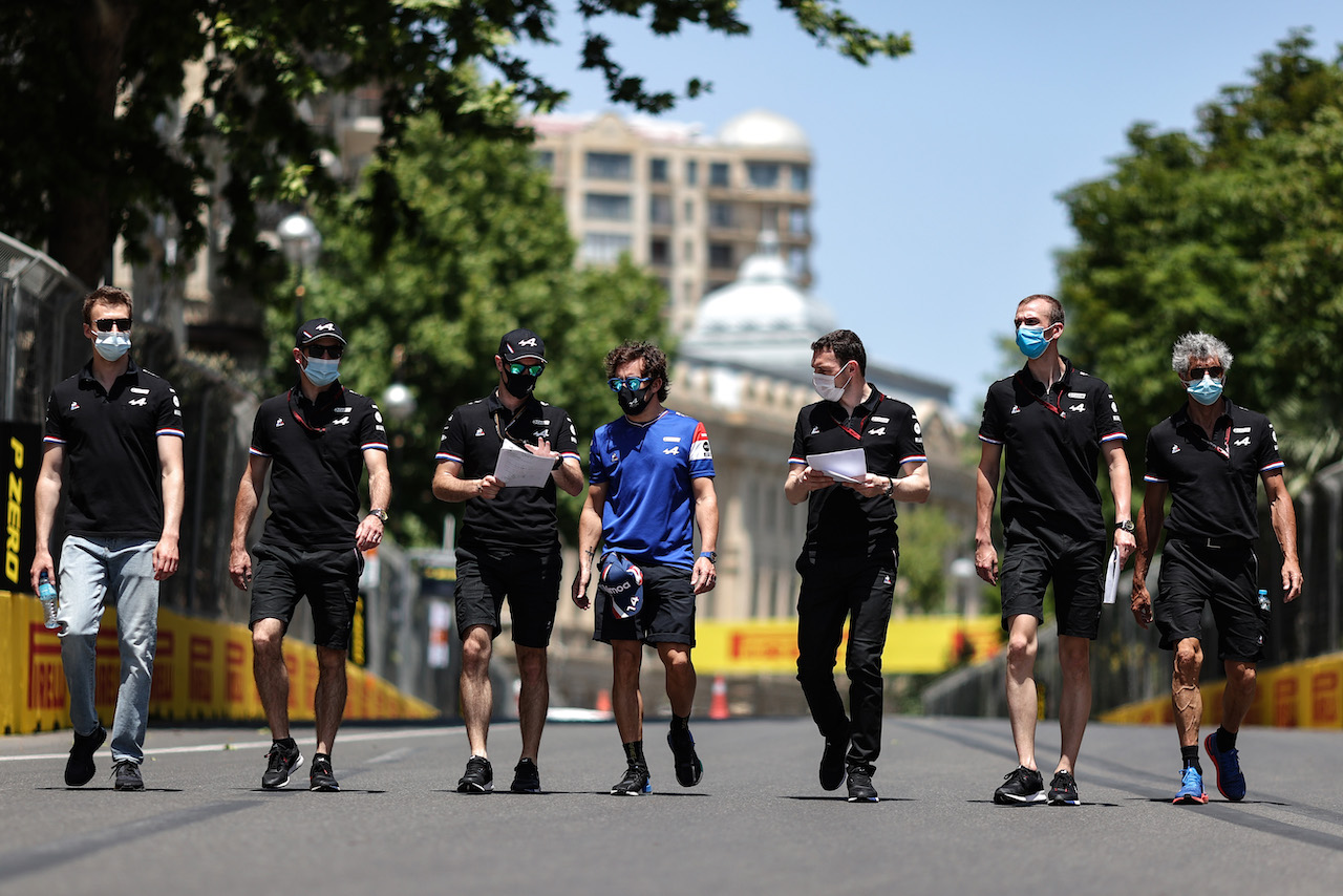 GP AZERBAIJAN, Fernando Alonso (ESP) Alpine F1 Team walks the circuit with the team.
03.06.2021. Formula 1 World Championship, Rd 6, Azerbaijan Grand Prix, Baku Street Circuit, Azerbaijan, Preparation Day.
- www.xpbimages.com, EMail: requests@xpbimages.com © Copyright: Charniaux / XPB Images