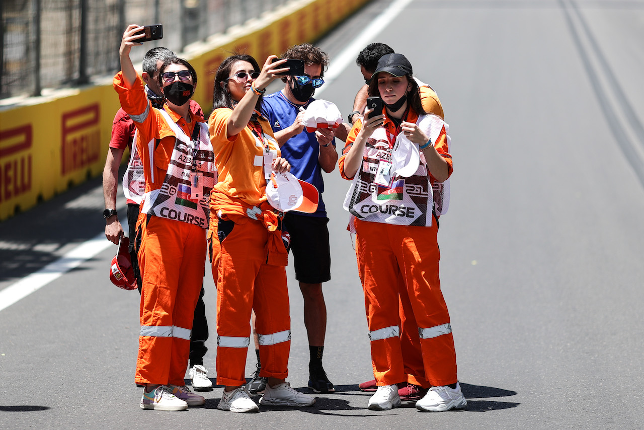 GP AZERBAIJAN, Fernando Alonso (ESP) Alpine F1 Team with marshals on the circuit.
03.06.2021. Formula 1 World Championship, Rd 6, Azerbaijan Grand Prix, Baku Street Circuit, Azerbaijan, Preparation Day.
- www.xpbimages.com, EMail: requests@xpbimages.com © Copyright: Charniaux / XPB Images