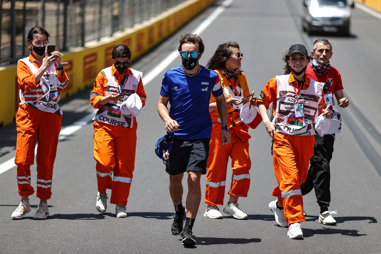 GP AZERBAIJAN, Fernando Alonso (ESP) Alpine F1 Team with marshals on the circuit.
03.06.2021. Formula 1 World Championship, Rd 6, Azerbaijan Grand Prix, Baku Street Circuit, Azerbaijan, Preparation Day.
- www.xpbimages.com, EMail: requests@xpbimages.com © Copyright: Charniaux / XPB Images