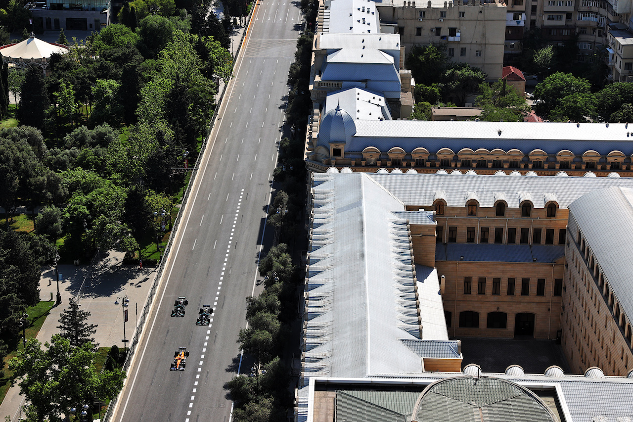 GP AZERBAIJAN, Lando Norris (GBR) McLaren MCL35M davanti a Lewis Hamilton (GBR) Mercedes AMG F1 W12 e Valtteri Bottas (FIN) Mercedes AMG F1 W12.
05.06.2021. Formula 1 World Championship, Rd 6, Azerbaijan Grand Prix, Baku Street Circuit, Azerbaijan, Qualifiche Day.
- www.xpbimages.com, EMail: requests@xpbimages.com © Copyright: Batchelor / XPB Images