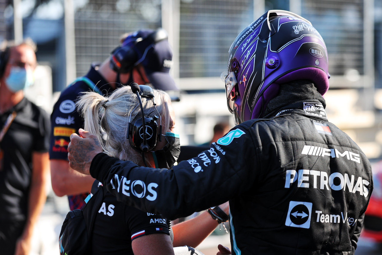 GP AZERBAIJAN, Lewis Hamilton (GBR) Mercedes AMG F1 with Angela Cullen (NZL) Mercedes AMG F1 Physiotherapist in qualifying parc ferme.
05.06.2021. Formula 1 World Championship, Rd 6, Azerbaijan Grand Prix, Baku Street Circuit, Azerbaijan, Qualifiche Day.
- www.xpbimages.com, EMail: requests@xpbimages.com © Copyright: Batchelor / XPB Images