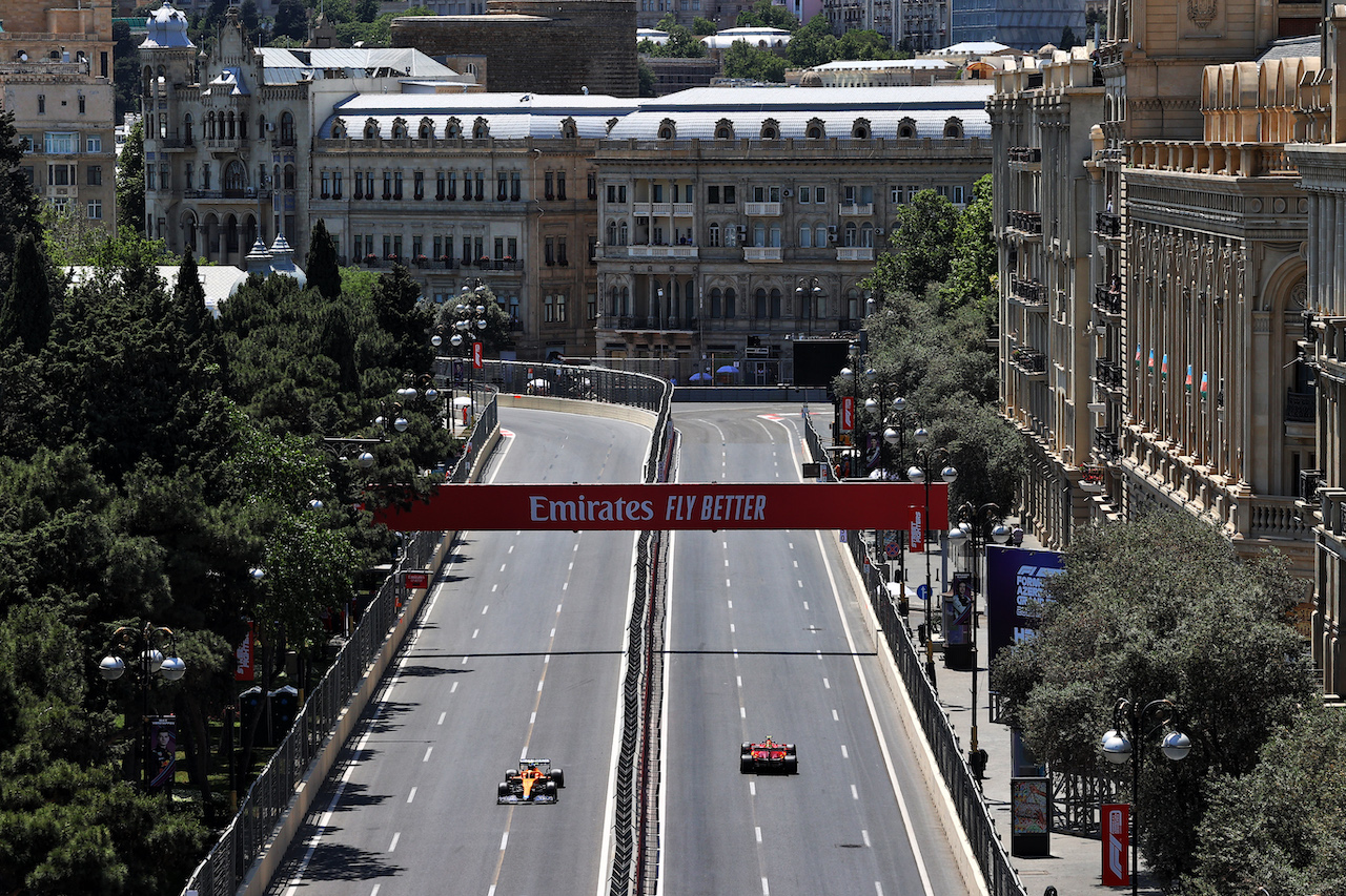 GP AZERBAIJAN, Lando Norris (GBR) McLaren MCL35M e Carlos Sainz Jr (ESP) Ferrari SF-21.
05.06.2021. Formula 1 World Championship, Rd 6, Azerbaijan Grand Prix, Baku Street Circuit, Azerbaijan, Qualifiche Day.
- www.xpbimages.com, EMail: requests@xpbimages.com © Copyright: Moy / XPB Images