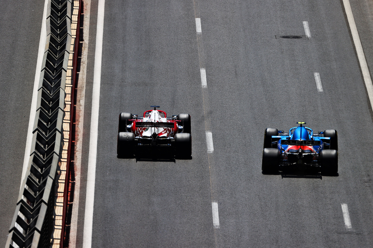 GP AZERBAIJAN, Kimi Raikkonen (FIN) Alfa Romeo Racing C41 e Esteban Ocon (FRA) Alpine F1 Team A521.
05.06.2021. Formula 1 World Championship, Rd 6, Azerbaijan Grand Prix, Baku Street Circuit, Azerbaijan, Qualifiche Day.
- www.xpbimages.com, EMail: requests@xpbimages.com © Copyright: Moy / XPB Images