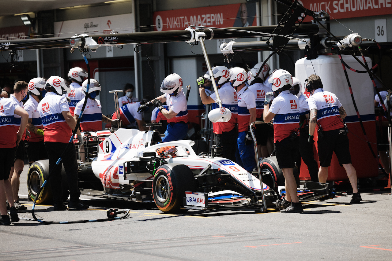 GP AZERBAIJAN, Nikita Mazepin (RUS) Haas F1 Team VF-21 in the pits.
04.06.2021. Formula 1 World Championship, Rd 6, Azerbaijan Grand Prix, Baku Street Circuit, Azerbaijan, Practice Day.
- www.xpbimages.com, EMail: requests@xpbimages.com © Copyright: Bearne / XPB Images