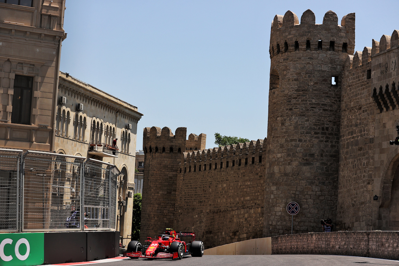 GP AZERBAIJAN, Carlos Sainz Jr (ESP) Ferrari SF-21.
04.06.2021. Formula 1 World Championship, Rd 6, Azerbaijan Grand Prix, Baku Street Circuit, Azerbaijan, Practice Day.
- www.xpbimages.com, EMail: requests@xpbimages.com © Copyright: Batchelor / XPB Images