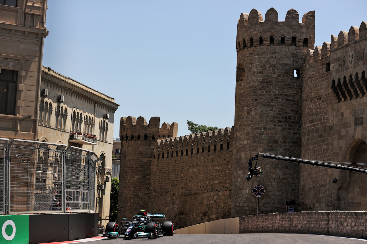 GP AZERBAIJAN, Valtteri Bottas (FIN) Mercedes AMG F1 W12.
04.06.2021. Formula 1 World Championship, Rd 6, Azerbaijan Grand Prix, Baku Street Circuit, Azerbaijan, Practice Day.
- www.xpbimages.com, EMail: requests@xpbimages.com © Copyright: Batchelor / XPB Images
