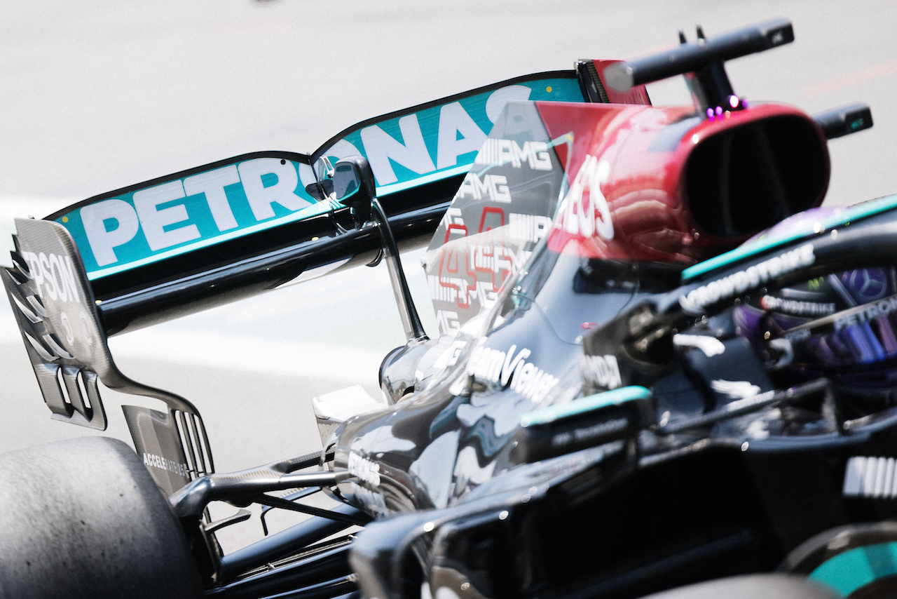 GP AZERBAIJAN, Lewis Hamilton (GBR) Mercedes AMG F1 W12 - rear wing with dots to measure flexing.
04.06.2021. Formula 1 World Championship, Rd 6, Azerbaijan Grand Prix, Baku Street Circuit, Azerbaijan, Practice Day.
- www.xpbimages.com, EMail: requests@xpbimages.com © Copyright: Bearne / XPB Images