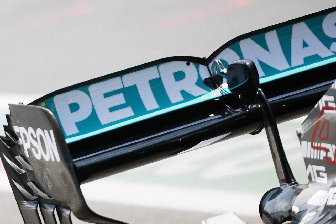 GP AZERBAIJAN, Lewis Hamilton (GBR) Mercedes AMG F1 W12 - rear wing with dots to measure flexing.
04.06.2021. Formula 1 World Championship, Rd 6, Azerbaijan Grand Prix, Baku Street Circuit, Azerbaijan, Practice Day.
- www.xpbimages.com, EMail: requests@xpbimages.com © Copyright: Bearne / XPB Images