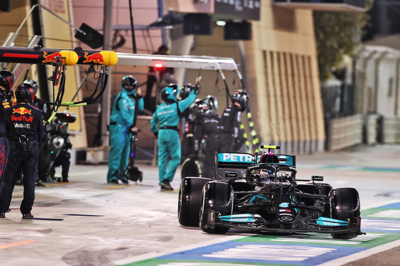 GP BAHRAIN, Valtteri Bottas (FIN) Mercedes AMG F1 W12 makes a pit stop.
28.03.2021. Formula 1 World Championship, Rd 1, Bahrain Grand Prix, Sakhir, Bahrain, Gara Day.
- www.xpbimages.com, EMail: requests@xpbimages.com © Copyright: Moy / XPB Images