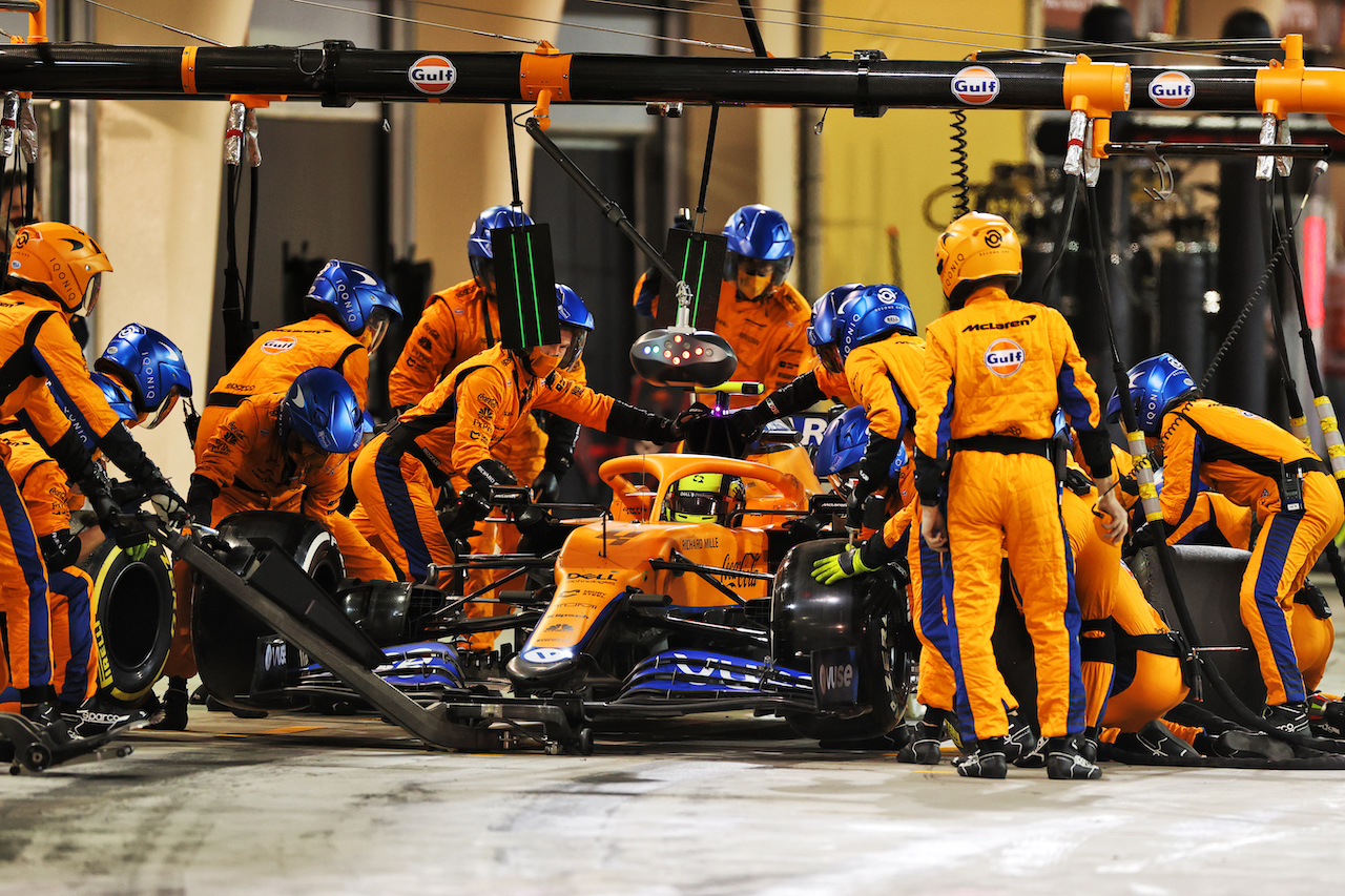 GP BAHRAIN, Lando Norris (GBR) McLaren MCL35M makes a pit stop.
28.03.2021. Formula 1 World Championship, Rd 1, Bahrain Grand Prix, Sakhir, Bahrain, Gara Day.
- www.xpbimages.com, EMail: requests@xpbimages.com © Copyright: Moy / XPB Images