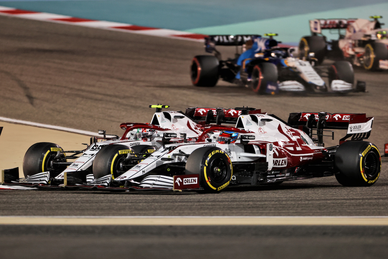 GP BAHRAIN, Kimi Raikkonen (FIN) Alfa Romeo Racing C41 e team mate Antonio Giovinazzi (ITA) Alfa Romeo Racing C41 battle for position.
28.03.2021. Formula 1 World Championship, Rd 1, Bahrain Grand Prix, Sakhir, Bahrain, Gara Day.
- www.xpbimages.com, EMail: requests@xpbimages.com © Copyright: Charniaux / XPB Images