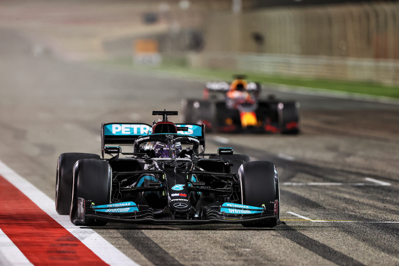 GP BAHRAIN, Gara winner Lewis Hamilton (GBR) Mercedes AMG F1 W12 takes the chequered flag at the end of the race ahead of second placed Max Verstappen (NLD) Red Bull Racing RB16B.
28.03.2021. Formula 1 World Championship, Rd 1, Bahrain Grand Prix, Sakhir, Bahrain, Gara Day.
- www.xpbimages.com, EMail: requests@xpbimages.com © Copyright: Moy / XPB Images