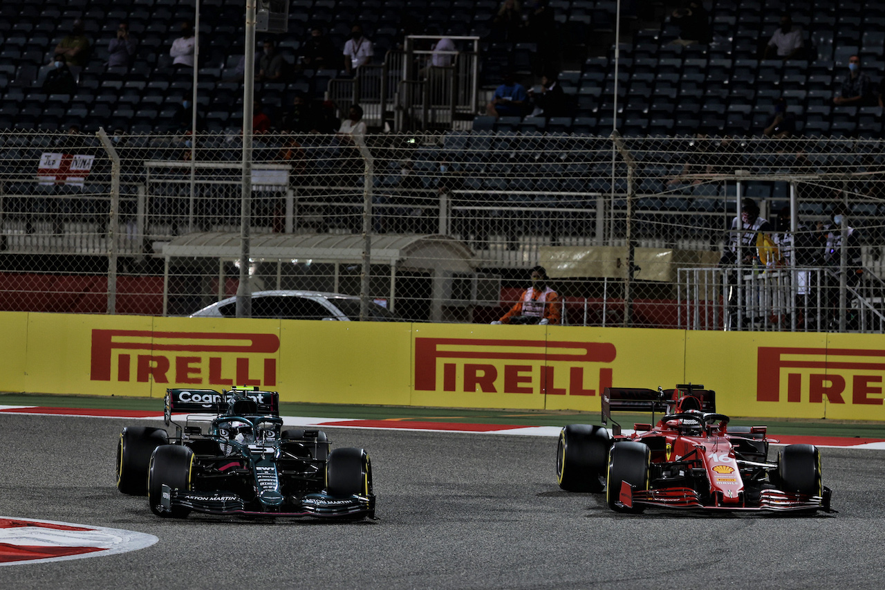 GP BAHRAIN, Sebastian Vettel (GER) Aston Martin F1 Team AMR21 e Charles Leclerc (MON) Ferrari SF-21 battle for position.
28.03.2021. Formula 1 World Championship, Rd 1, Bahrain Grand Prix, Sakhir, Bahrain, Gara Day.
- www.xpbimages.com, EMail: requests@xpbimages.com © Copyright: Batchelor / XPB Images