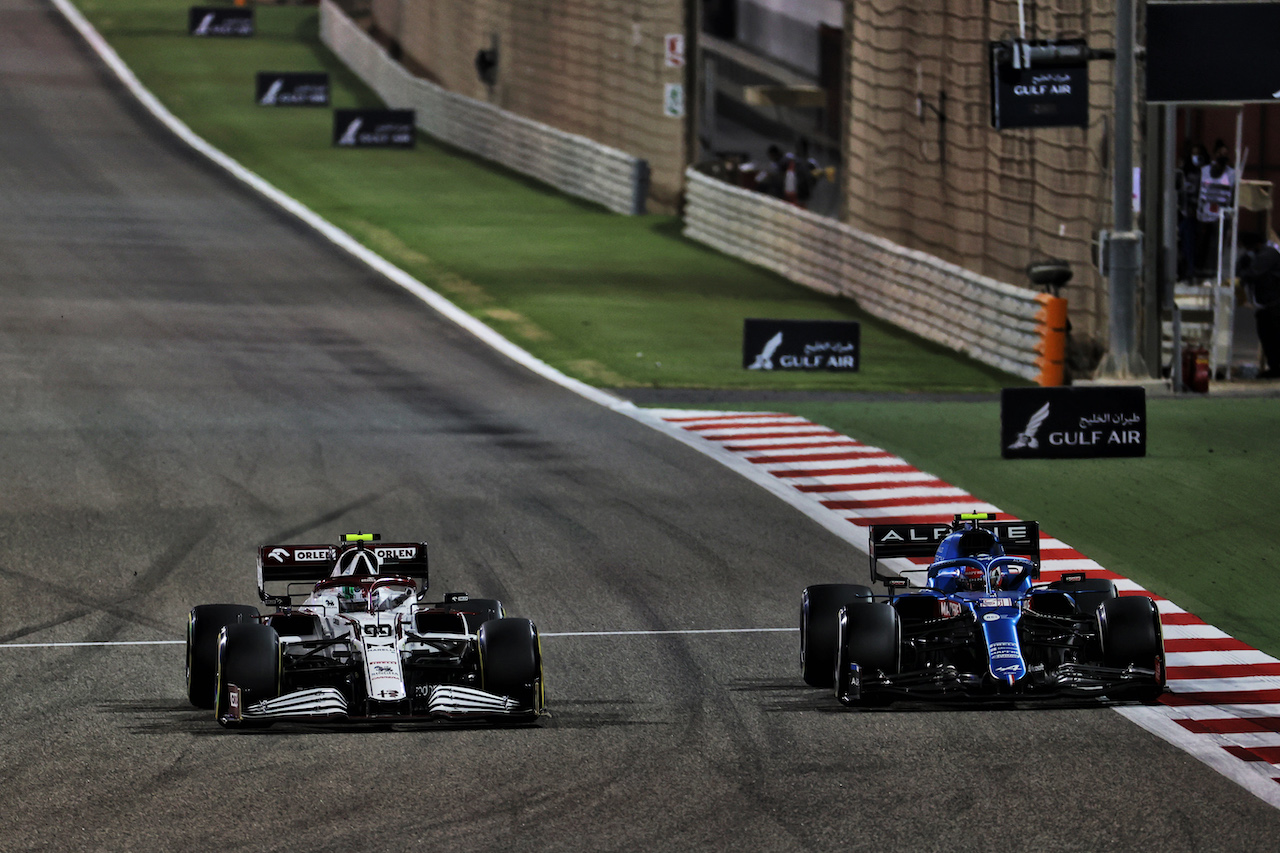 GP BAHRAIN, Antonio Giovinazzi (ITA) Alfa Romeo Racing C41 e Esteban Ocon (FRA) Alpine F1 Team A521 battle for position.
28.03.2021. Formula 1 World Championship, Rd 1, Bahrain Grand Prix, Sakhir, Bahrain, Gara Day.
- www.xpbimages.com, EMail: requests@xpbimages.com © Copyright: Batchelor / XPB Images