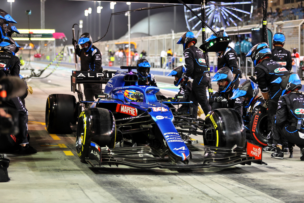 GP BAHRAIN, Fernando Alonso (ESP) Alpine F1 Team A521 makes a pit stop.
28.03.2021. Formula 1 World Championship, Rd 1, Bahrain Grand Prix, Sakhir, Bahrain, Gara Day.
- www.xpbimages.com, EMail: requests@xpbimages.com © Copyright: Moy / XPB Images