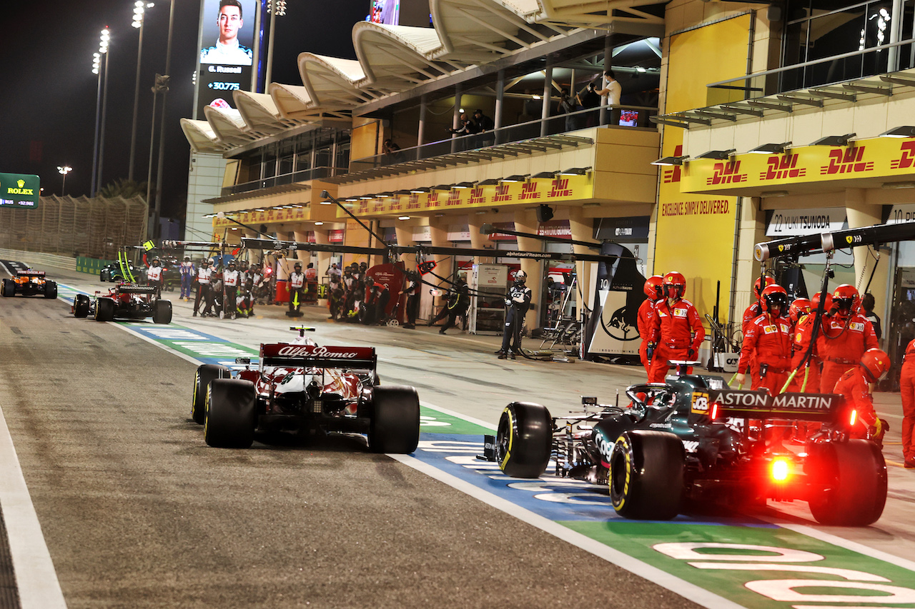 GP BAHRAIN, Lance Stroll (CDN) Aston Martin F1 Team AMR21 e Antonio Giovinazzi (ITA) Alfa Romeo Racing C41 in the pits.
28.03.2021. Formula 1 World Championship, Rd 1, Bahrain Grand Prix, Sakhir, Bahrain, Gara Day.
- www.xpbimages.com, EMail: requests@xpbimages.com © Copyright: Moy / XPB Images