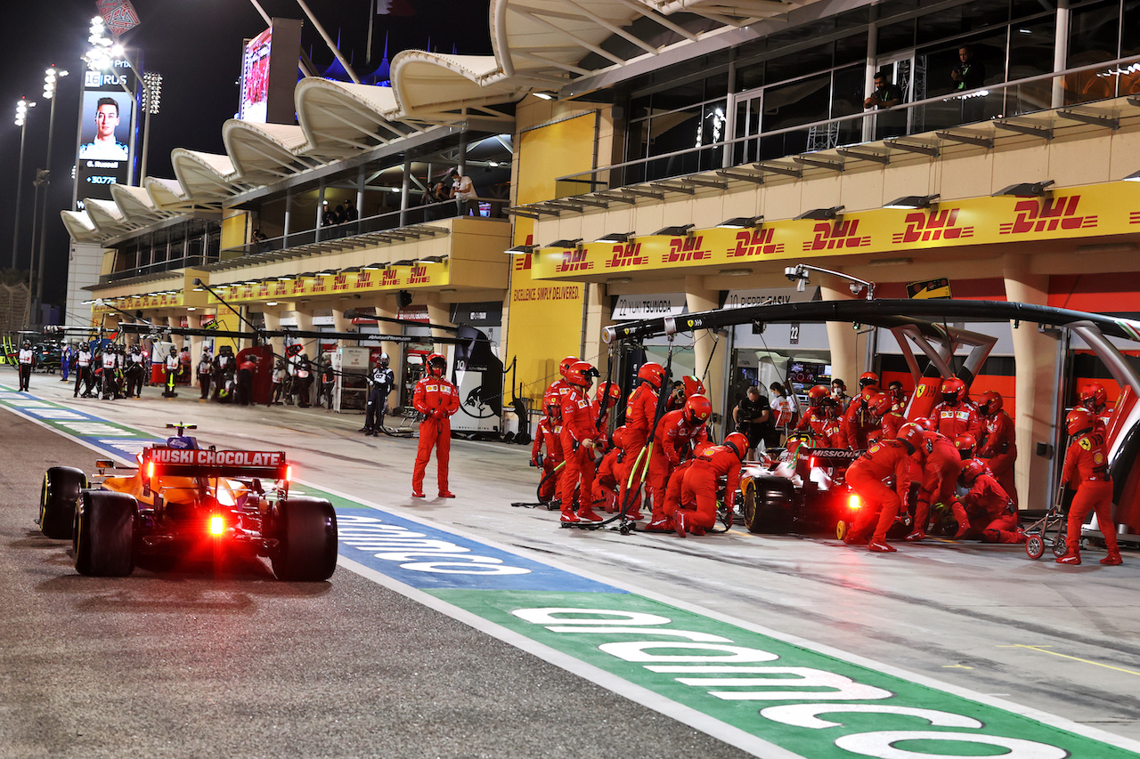 GP BAHRAIN, Lando Norris (GBR) McLaren MCL35M passes as Charles Leclerc (MON) Ferrari SF-21 makes a pit stop.
28.03.2021. Formula 1 World Championship, Rd 1, Bahrain Grand Prix, Sakhir, Bahrain, Gara Day.
- www.xpbimages.com, EMail: requests@xpbimages.com © Copyright: Moy / XPB Images