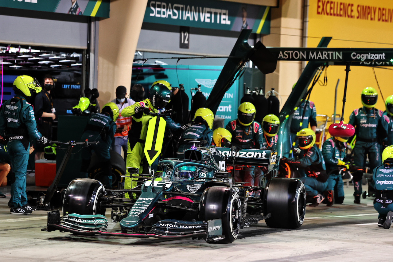 GP BAHRAIN, Lance Stroll (CDN) Aston Martin F1 Team AMR21 makes a pit stop.
28.03.2021. Formula 1 World Championship, Rd 1, Bahrain Grand Prix, Sakhir, Bahrain, Gara Day.
- www.xpbimages.com, EMail: requests@xpbimages.com © Copyright: Moy / XPB Images