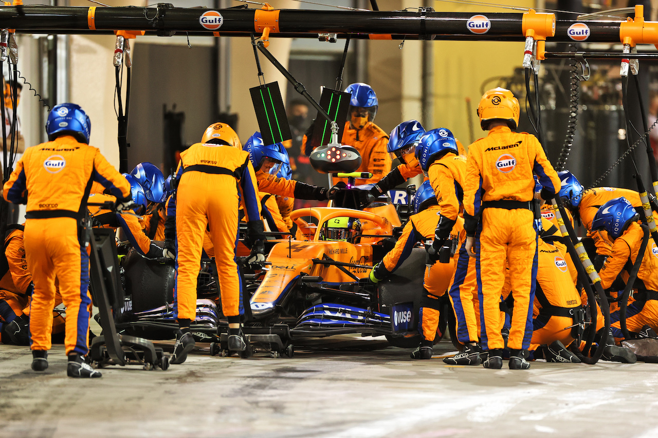 GP BAHRAIN, Lando Norris (GBR) McLaren MCL35M makes a pit stop.
28.03.2021. Formula 1 World Championship, Rd 1, Bahrain Grand Prix, Sakhir, Bahrain, Gara Day.
- www.xpbimages.com, EMail: requests@xpbimages.com © Copyright: Moy / XPB Images