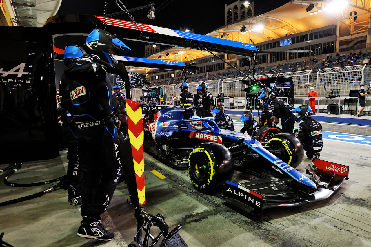 GP BAHRAIN, Esteban Ocon (FRA) Alpine F1 Team A521 makes a pit stop.
28.03.2021. Formula 1 World Championship, Rd 1, Bahrain Grand Prix, Sakhir, Bahrain, Gara Day.
- www.xpbimages.com, EMail: requests@xpbimages.com © Copyright: Moy / XPB Images