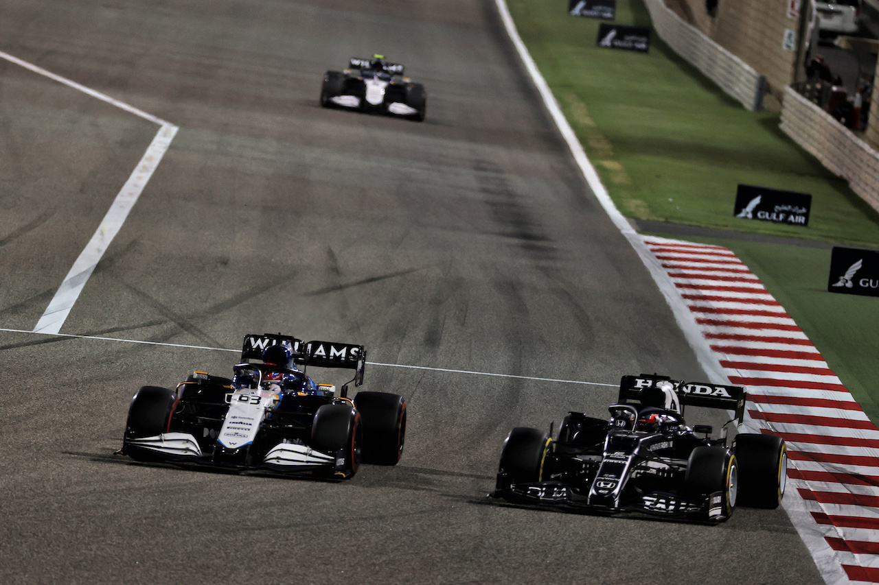 GP BAHRAIN, George Russell (GBR) Williams Racing FW43B e Yuki Tsunoda (JPN) AlphaTauri AT02 battle for position.
28.03.2021. Formula 1 World Championship, Rd 1, Bahrain Grand Prix, Sakhir, Bahrain, Gara Day.
- www.xpbimages.com, EMail: requests@xpbimages.com © Copyright: Batchelor / XPB Images