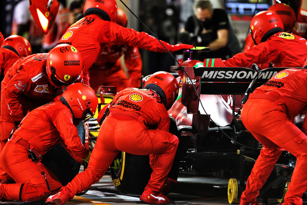 GP BAHRAIN, Carlos Sainz Jr (ESP) Ferrari SF-21 makes a pit stop.
28.03.2021. Formula 1 World Championship, Rd 1, Bahrain Grand Prix, Sakhir, Bahrain, Gara Day.
- www.xpbimages.com, EMail: requests@xpbimages.com © Copyright: Moy / XPB Images