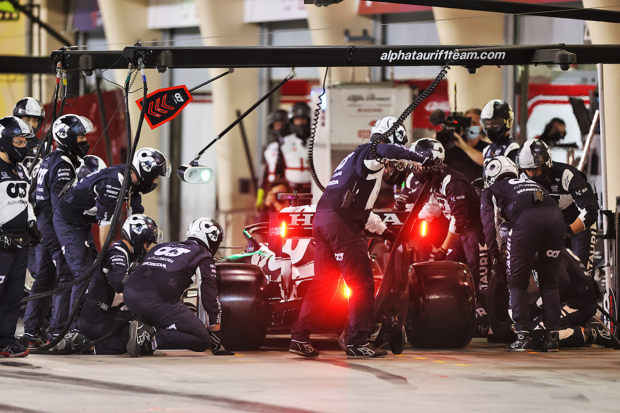 GP BAHRAIN, Yuki Tsunoda (JPN) AlphaTauri AT02 makes a pit stop.
28.03.2021. Formula 1 World Championship, Rd 1, Bahrain Grand Prix, Sakhir, Bahrain, Gara Day.
- www.xpbimages.com, EMail: requests@xpbimages.com © Copyright: Moy / XPB Images