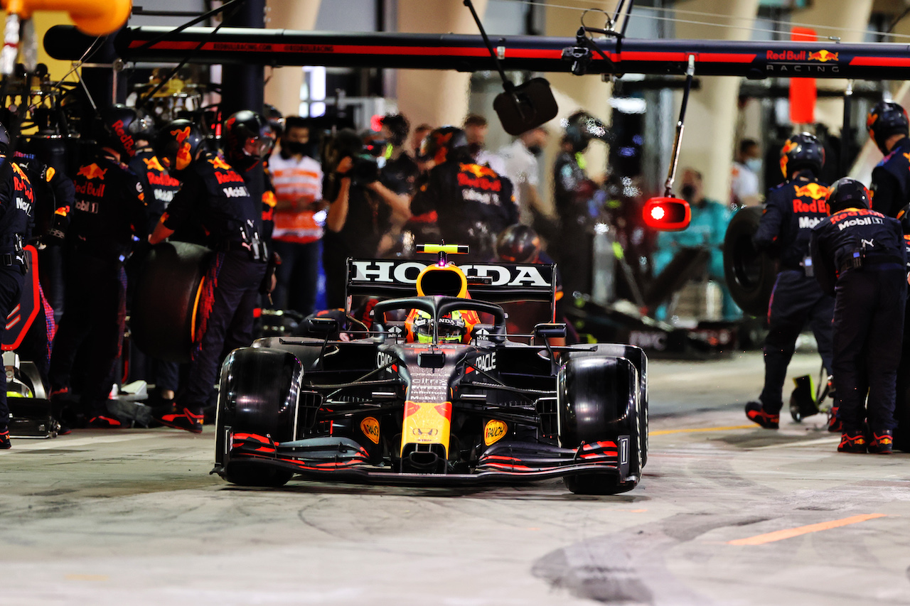 GP BAHRAIN, Sergio Perez (MEX) Red Bull Racing RB16B makes a pit stop.
28.03.2021. Formula 1 World Championship, Rd 1, Bahrain Grand Prix, Sakhir, Bahrain, Gara Day.
- www.xpbimages.com, EMail: requests@xpbimages.com © Copyright: Moy / XPB Images