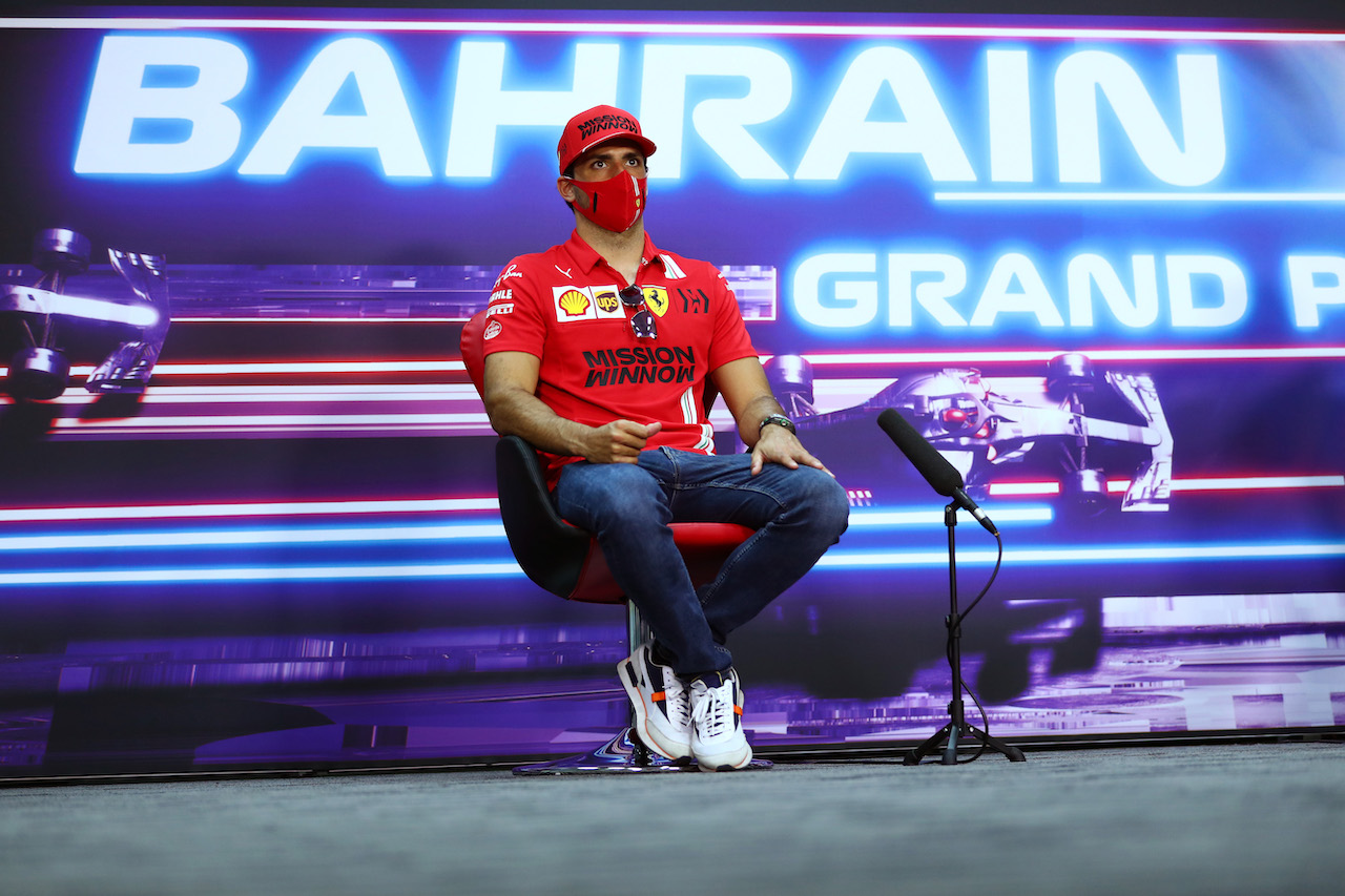 GP BAHRAIN, Carlos Sainz Jr (ESP) Ferrari in the FIA Press Conference.
25.03.2021. Formula 1 World Championship, Rd 1, Bahrain Grand Prix, Sakhir, Bahrain, Preparation Day.
- www.xpbimages.com, EMail: requests@xpbimages.com © Copyright: FIA Pool Image for Editorial Use Only