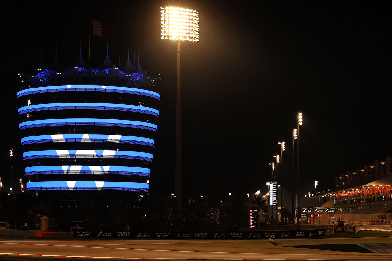 GP BAHRAIN, Circuit Atmosfera - illuminated building - Williams Racing.
25.03.2021. Formula 1 World Championship, Rd 1, Bahrain Grand Prix, Sakhir, Bahrain, Preparation Day.
- www.xpbimages.com, EMail: requests@xpbimages.com © Copyright: Batchelor / XPB Images