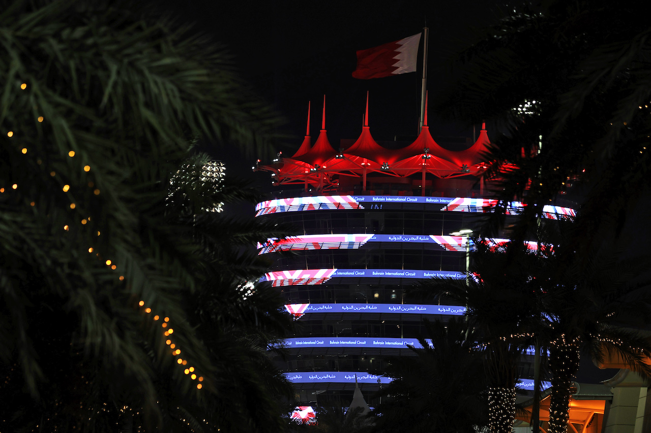 GP BAHRAIN, Paddock Atmosfera - illuminated building.
25.03.2021. Formula 1 World Championship, Rd 1, Bahrain Grand Prix, Sakhir, Bahrain, Preparation Day.
- www.xpbimages.com, EMail: requests@xpbimages.com © Copyright: Moy / XPB Images