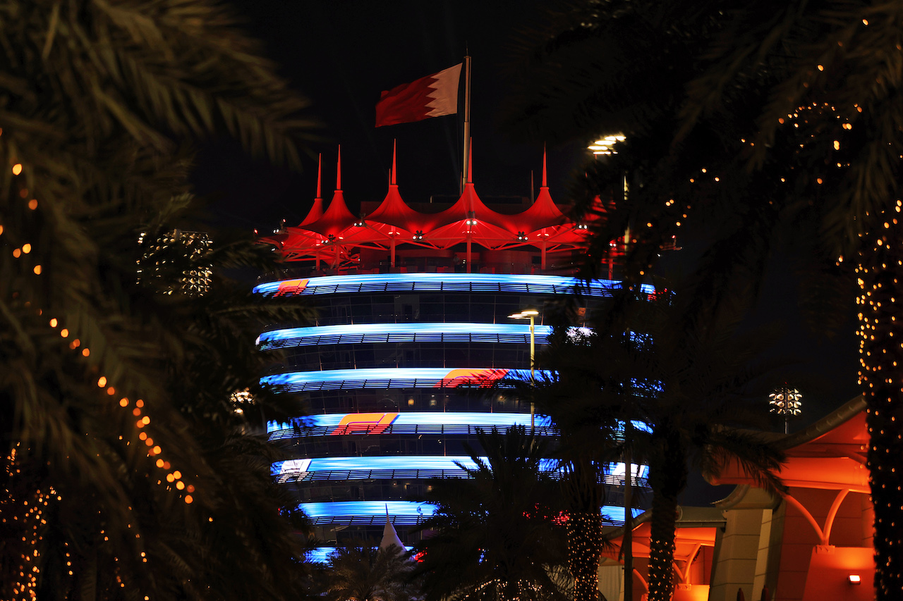 GP BAHRAIN, Paddock Atmosfera - illuminated building.
25.03.2021. Formula 1 World Championship, Rd 1, Bahrain Grand Prix, Sakhir, Bahrain, Preparation Day.
- www.xpbimages.com, EMail: requests@xpbimages.com © Copyright: Moy / XPB Images